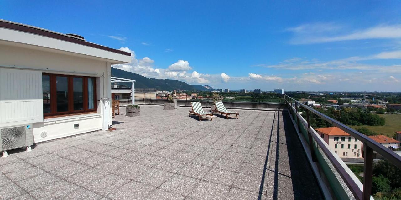 La Suite Attico Metro' Volta Brescia Bagian luar foto