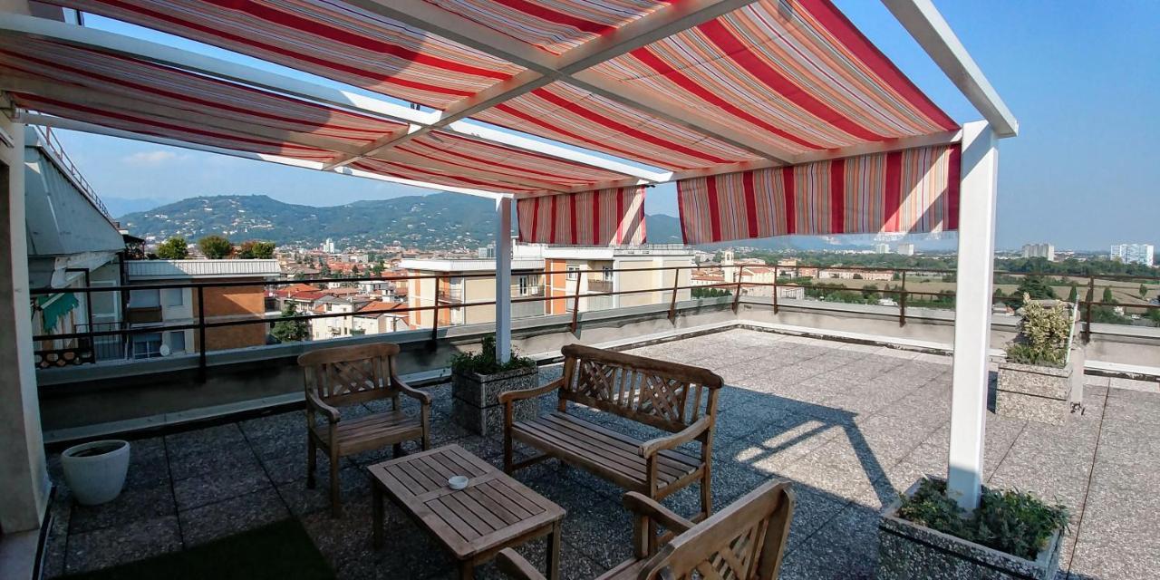 La Suite Attico Metro' Volta Brescia Bagian luar foto